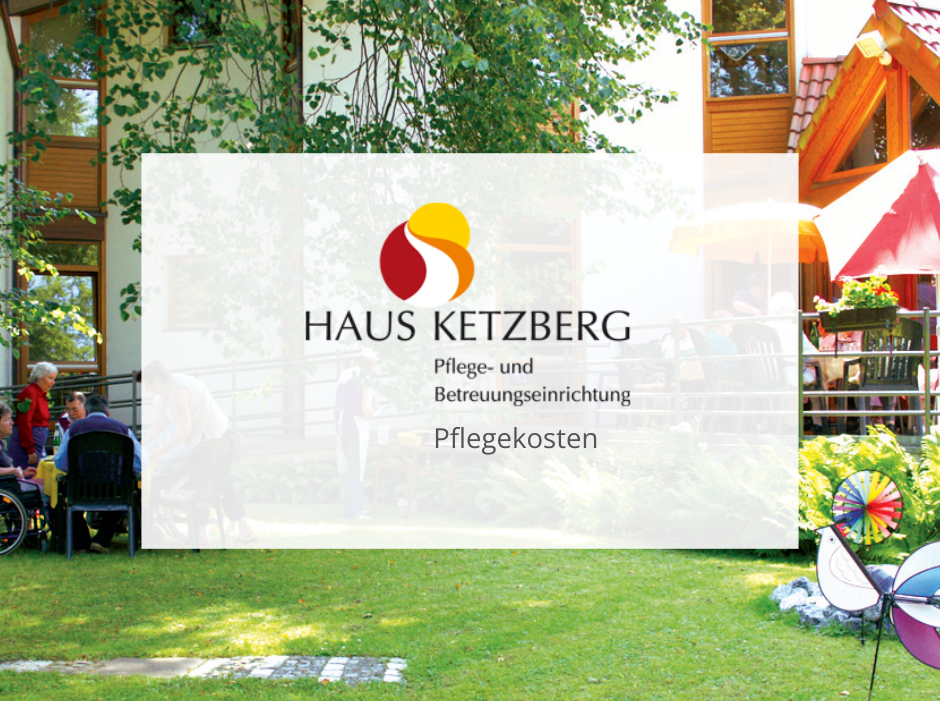 Im Hintergrund sitzen Menschen unter einer Linde im Garten. Vorn Schild Pflegekosten